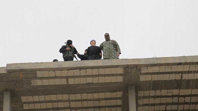 Συνεχίζονται οι θηριωδίες του Χαλιφάτου: Πέταξαν ομοφυλόφιλο από ταράτσα