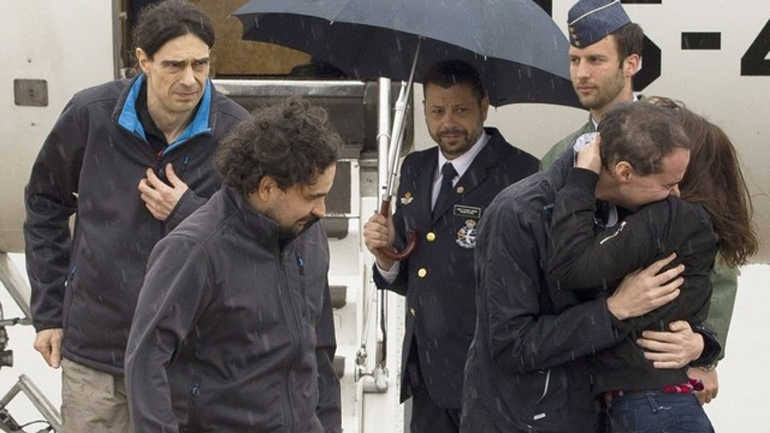 Ισπανία: Επαναπατρίσθηκαν οι τρεις δημοσιογράφοι όμηροι της Αλ Κάιντα