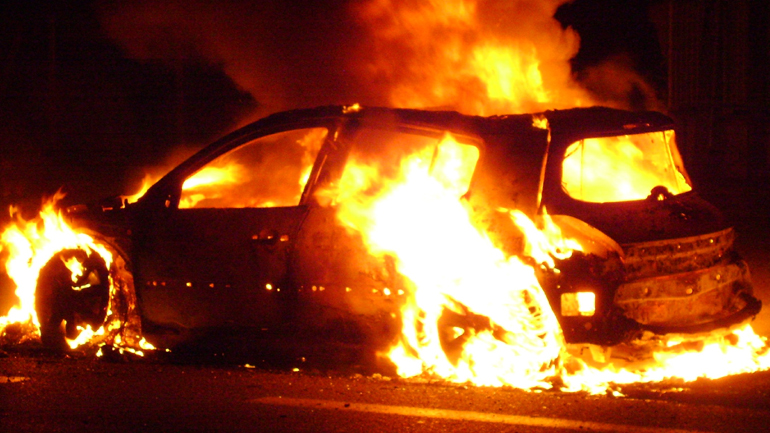 Χανιά: «Λαμπάδιασαν» Ι.Χ. σε πυλωτή πολυκατοικίας