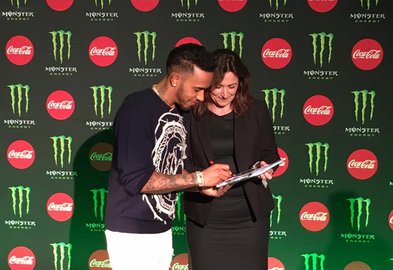 Ο Lewis Hamilton με την Ρένα Γκίνη της vista events DMC