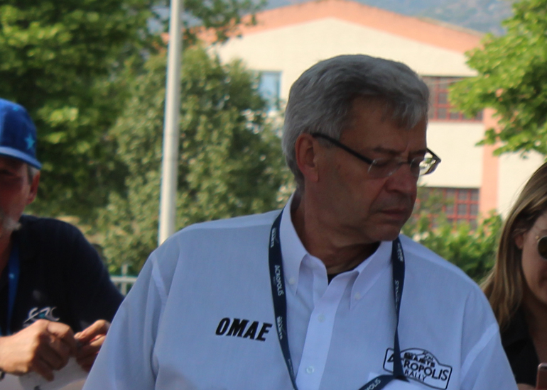 Το γεγονός ότι ο Νίκος Παπασταθόπουλος μέλος του ΔΣ της ομοσπονδίας αυτοκινήτου εργάζεται αφιλοκερδώς για πάνω από 8 ώρες ημερησίως (όπως άλλωστε έχει γράψει η ίδια η ΟΜΑΕ) δεν του δίνει το δικαίωμα να συμπεριφέρεται με τακτική χούντας, μαγκιάς και να προσβάλει όσους εργάζονται...