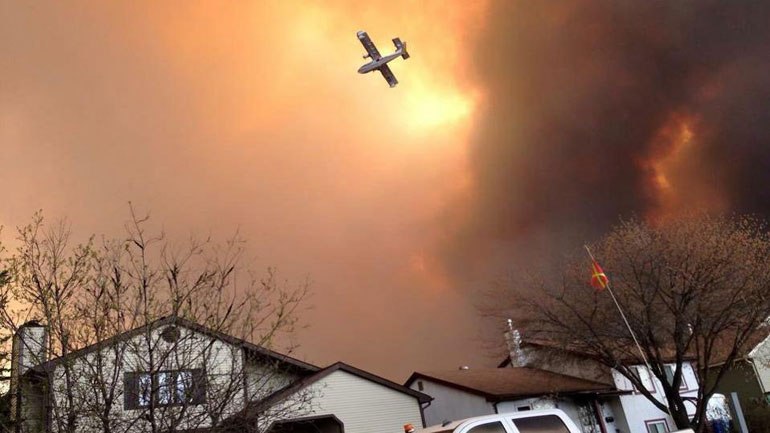 Επιβραδύνθηκε η επέκταση των πυρκαγιών στο Φορτ ΜακΜάρεϊ του Καναδά