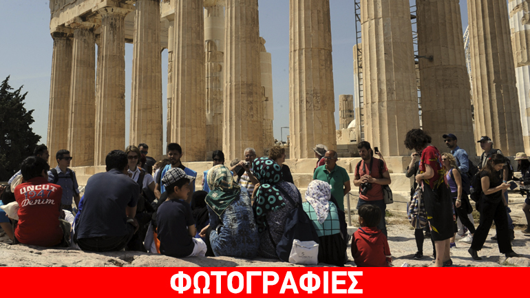 Ο υπουργός Πολιτισμού υποδέχτηκε στην Ακρόπολη περίπου 100 πρόσφυγες