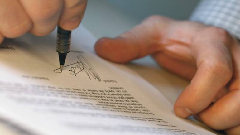 Αναστέλλουν την αποχή οι συμβολαιογράφοι-αρχίζουν οι πλειστηριασμοί