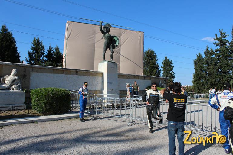 Φωτογραφίες και selfie με φόντο τον Λεωνίδα