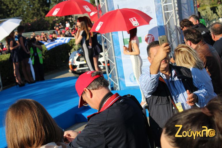 Selfie με τα αγωνιστικά ή με τα κορίτσια;