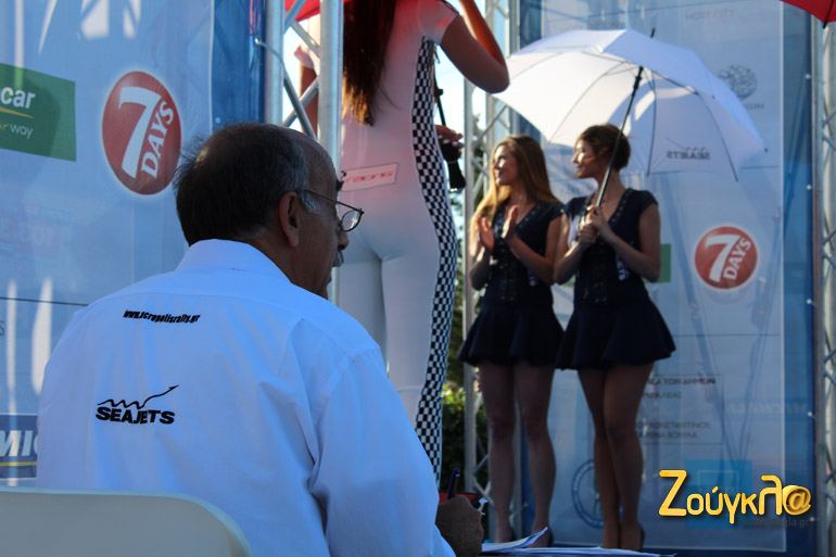 Ο πρόεδρος της Ομοσπονδίας Δημήτρης Μιχελακάκης βριοσκόταν  στο κατάλληλο σημείο για να ελέγχει τα πληρώματα που εκκινούν...