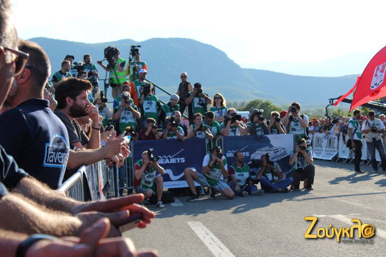 Μπαμ, μπουμ... Πυροβολισμοί από τους φωτορεπόρτερ..