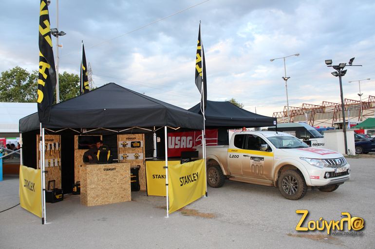 Το Mitsubishi L200 εκτελούσε χρέη πλοηγού. Δίπλα και η Stanley που δραστηριοποιείται στο κομμάτι των εργαλείων...