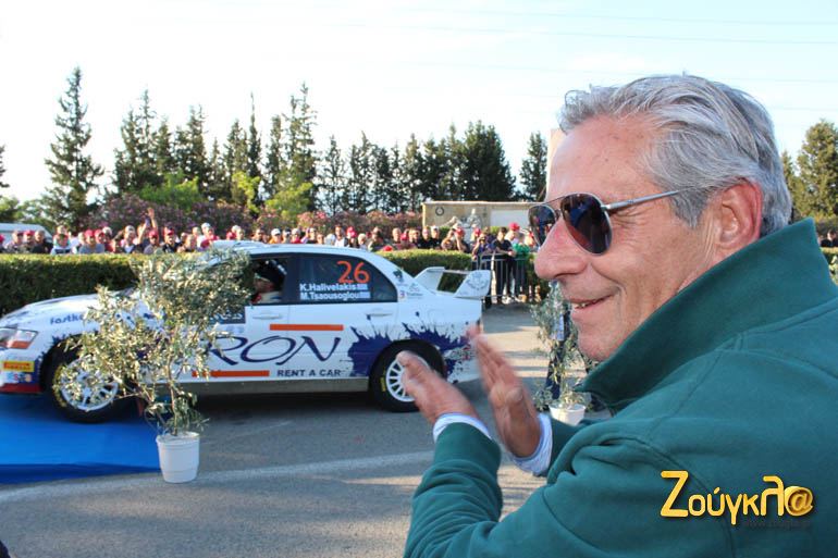 Ζεστό χειροκρότημα του Μανώλη Χαλιβελάκη την ώρα που ο γιος του ανεβαίνει στη ράμπα της εκκίνησης...