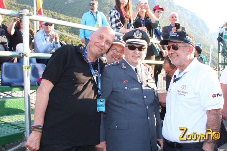 Από αριστερά: Ρόμπερτ Ναχμίας (mr SERKOVA), Γιώργος Καλφόπουλος (φωτογράφος), Παναγιώτης Ρουμελης (αστυνομικός διευθυντής Φωκίδας) και Στράτης  Χατζηπαναγιώτου (διευθυντής περιοδικού 4 Τροχοί)