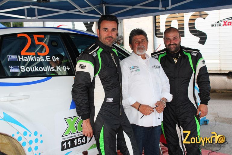 Αριστερά ο Κώστας Σούκουλης, στη μέση ο τεράστιος Βασίλης Χαλκιάς και δεξιά ο Θέμης Χαλκιάς!