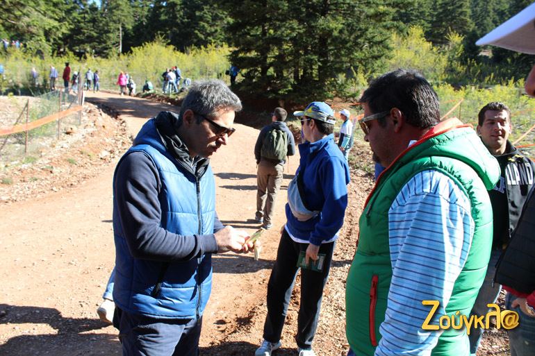 Ο Πάνος Χατζητσοπάνης ήταν εκεί. Στα δεξιά ο Σάκης Κακαβάς επιχειρηματίας αυτοκινήτου από τη Λαμία..