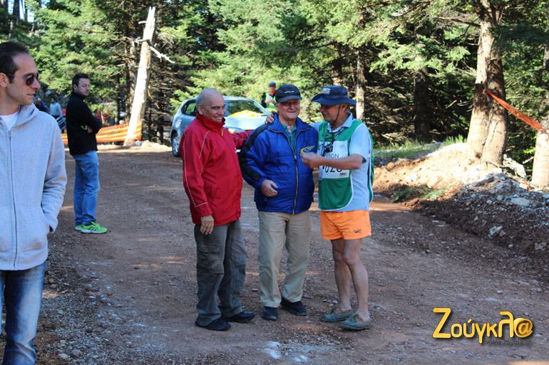 Και ο Σωτήρης Χατζητσοπάνης αρακολούθησε τον αγώνα. Δεξιά του ο Παναγιώτης Καρούσος και δεξιά του ο Μιχάλης Κοσκινάς...