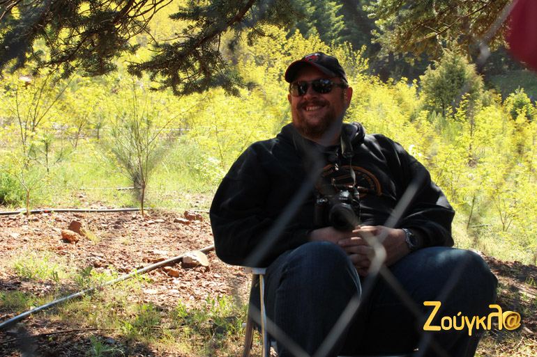 Καρέκλα, γυαλί, καπέλο φωτογραφική και διάθεση!