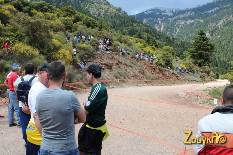 Περιμένοντας τα αγωνιστικά αυτοκίνητα...