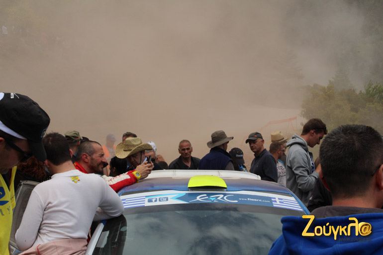 Πολύ χώμα... Στο κέντρο της φωτογραφίας ο Νίκος Πετρόπουλος! 