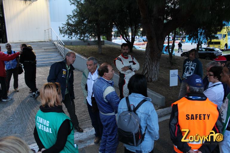 Ο μπαμπάς Γιάνγκου συνομιλεί με ανθρώπους της οργάνωσης έξω από το αρχηγείο...