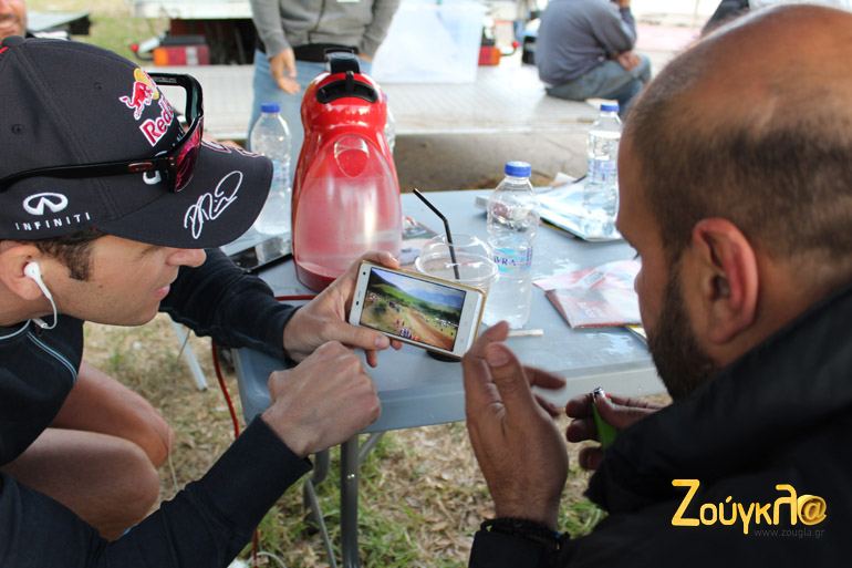 Τι σου κάνουν τα κινητά...