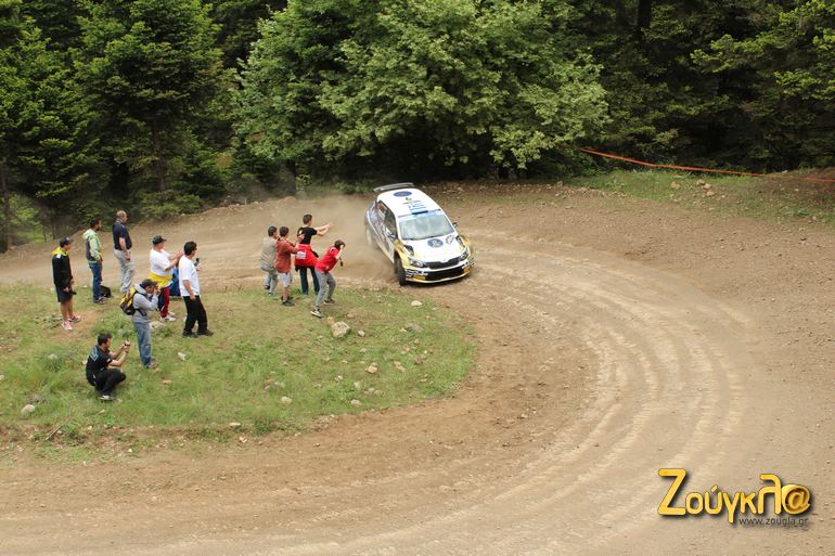 Σε κάθε πέρασμα του Αθανασούλα ο κόσμος ξεσηκωνόταν!!! Λογικό...