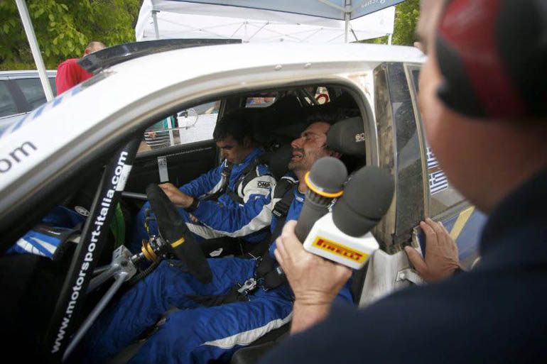 Ο Λάμπρος Αθανασούλας με τον Ηλία Παναγιωτούνη τερματίζουν. Ο πρώτος ξεσπά σε κλάματα όταν μαθαίνει πως έχει κατακτήσει την 2η θέση γενικής! 