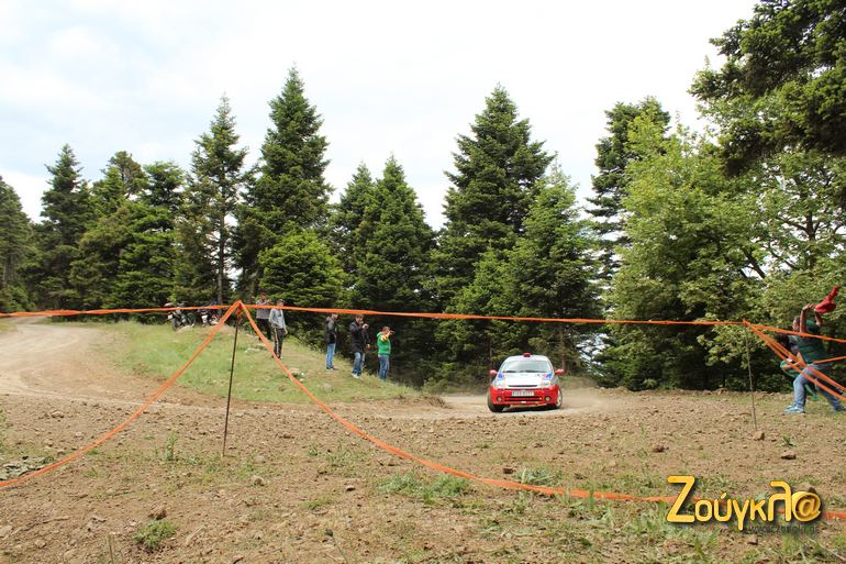 Το αυτοκίνητο περνά και οι θεατές δίπλα του χτυπιούνται!!!