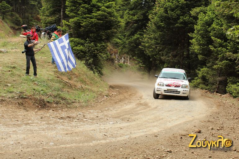 Ο φίλαθλος Μιχάλης Τσαπκίνης έδωσε ρεσιτάλ κρατώντας την ελληνική σημαία!