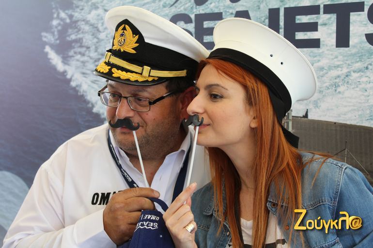 Αναμνηστικές φωτογραφίες στο χώρο του service park..