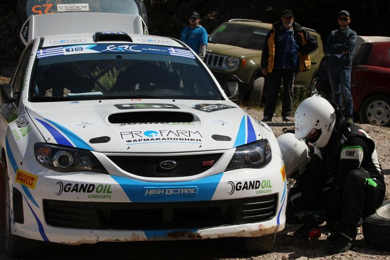 Από τη μία τρέχεις και από την άλλη αλλάζεις ελαστικό... Δύσκολη η δουλειά ενός πληρώματος!