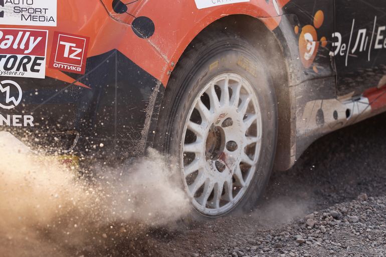 Με το πόδι κολλημένο στο πάτωμα!!!