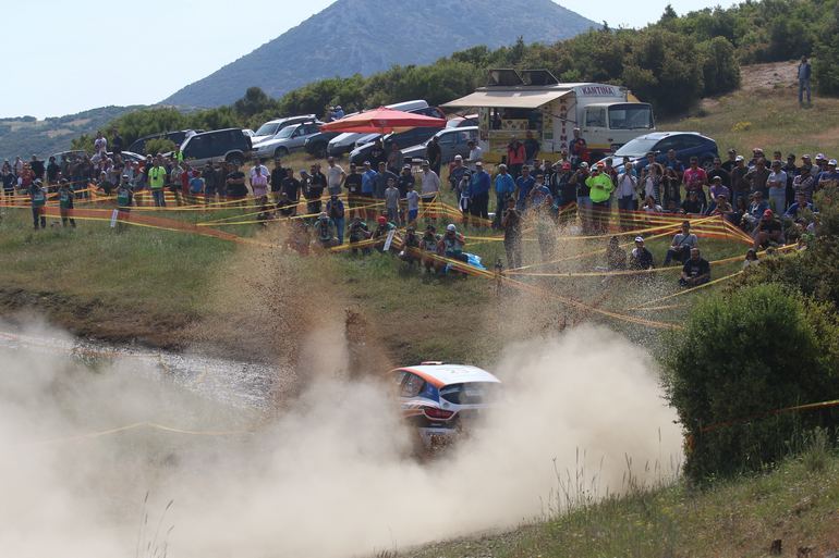 Λάσπη, νεό, θέαμα... κόσμος!