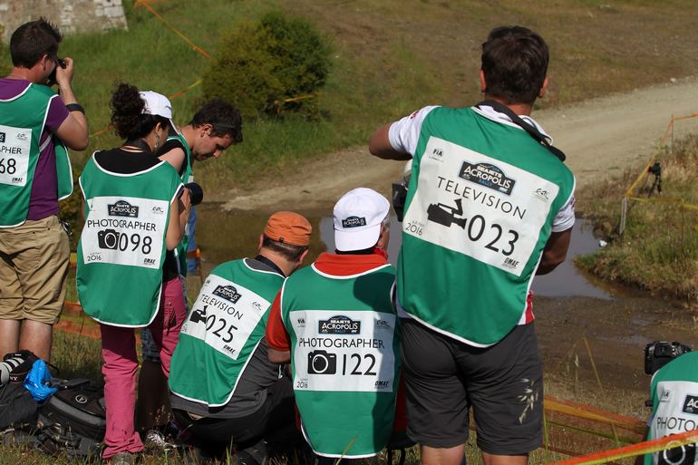 Φωτογράφοι και camareman έτοιμοι να... πυροβολήσουν!
