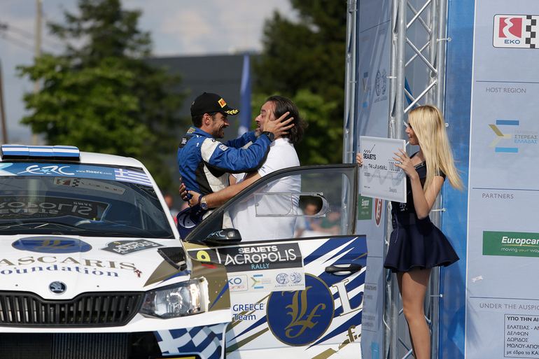 Έκρηξη χαράς από τον δεύτερο γενικής Λάμπρο Αθανασούλα και τον Μάριο Ηλιόπουλο...