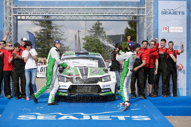 Σαμπάνια από τους νικητές του φετινού Ακρόπολις....