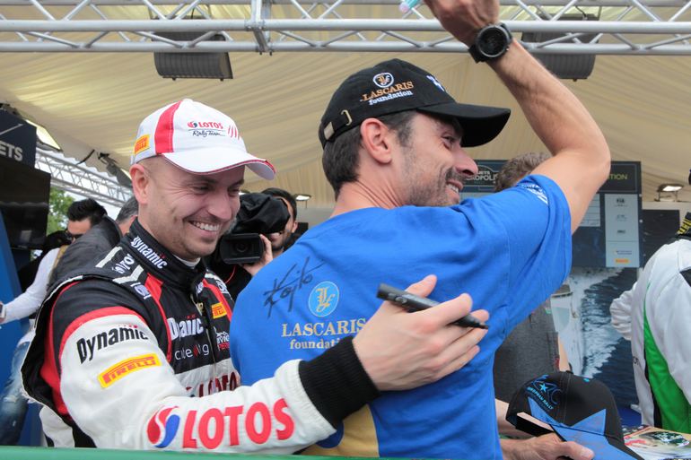 Ο πρωταθλητής Ευρώπης στο ERC Kajetan Kajetanowicz υπογράφει στην μπλούζα του Λάμπρου Αθανούλα...