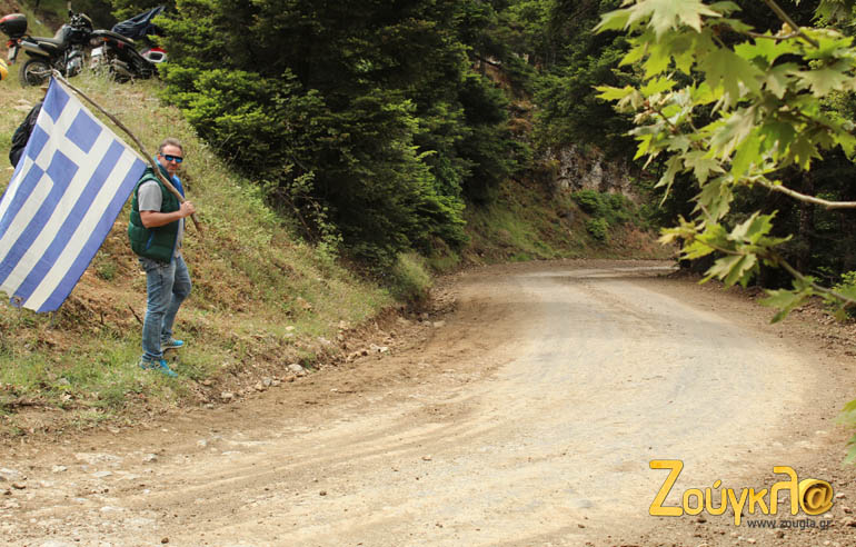 Η Ελληνική σημαία κυμάτισε σε όλες τις ειδικές διαδρομές...