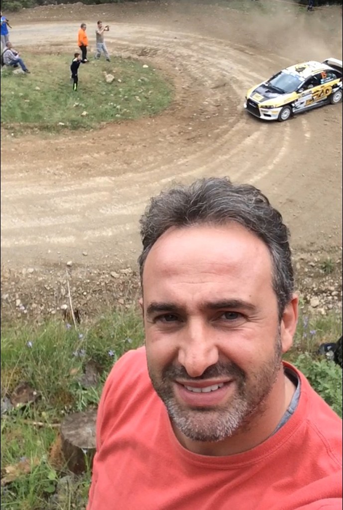 Άμα ξέρεις από αγώνες επιλέγεις πάντα την καλύτερη θέση... Αν είσαι και φίλος του Χρήστου Κοντοβά σίγουρα θα ξέρεις που να καθίσεις, τι να δεις και χωρίς να γεμίσεις σκόνη! 