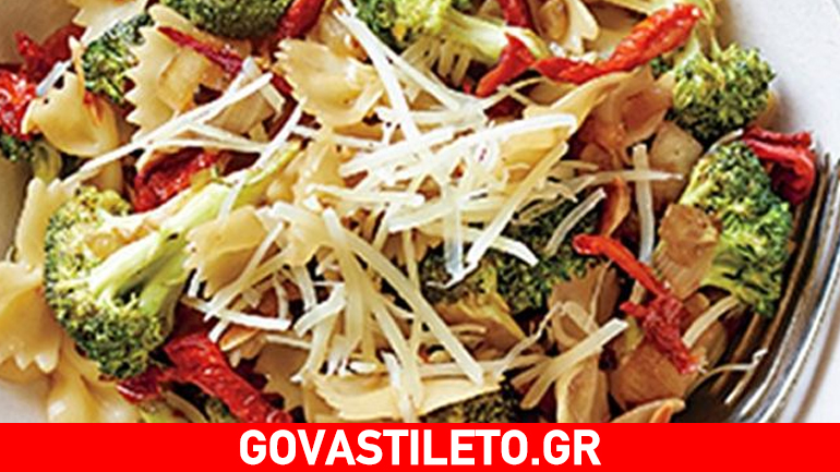 Φαρφάλες με λιαστή ντομάτα, μπρόκολο και αμύγδαλα