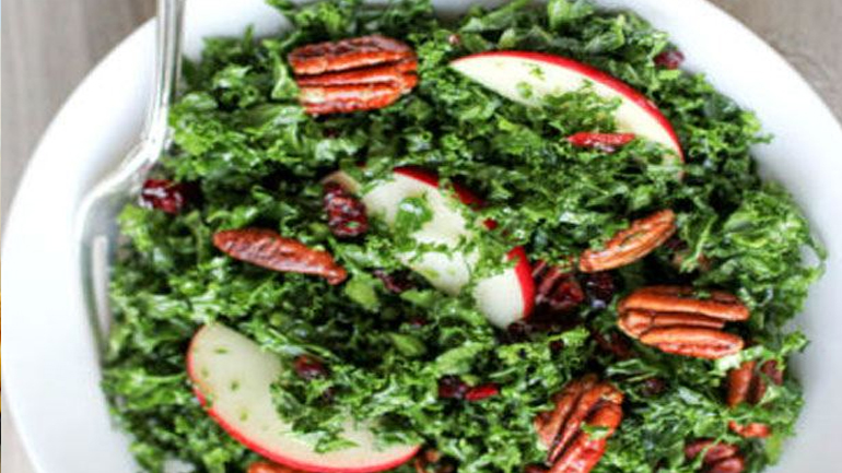 Σαλάτα με λάχανο φριζέ, μήλο, πεκάν και cranberries!