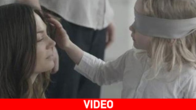 Δείτε πώς μικρά παιδιά αναγνωρίζουν τη μαμά τους και με μάτια κλειστά!