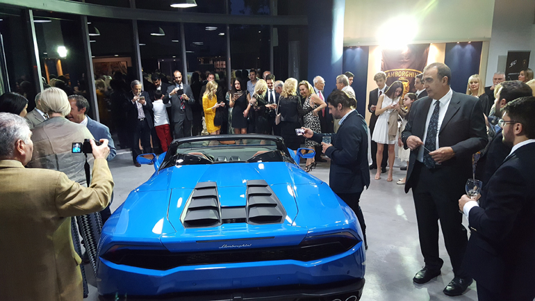 Με το που αποκαλύφτηκε το Huracan Spyder οι φωτογραφικές και τα κινητά πηραν φωτιά