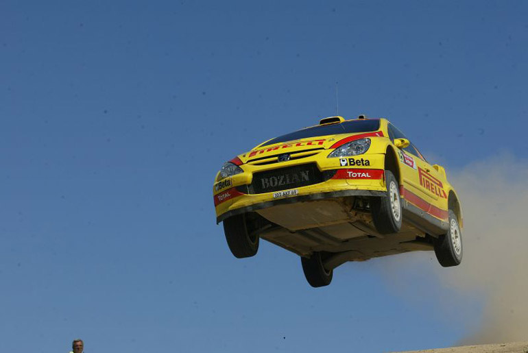 Στα χέρια του εντυπωσιακού Gigi Galli το 307cc WRC είχε γίνει... ιπτάμενο!