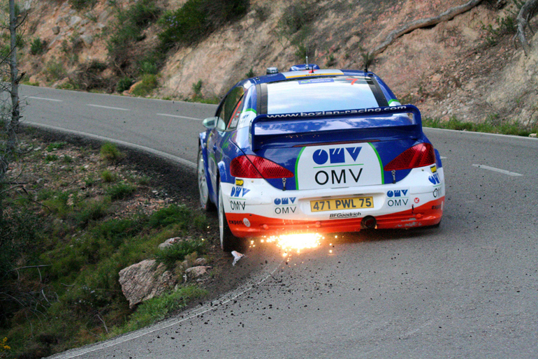 O Manfred Stohl οδηγώντας το 307cc WRC...