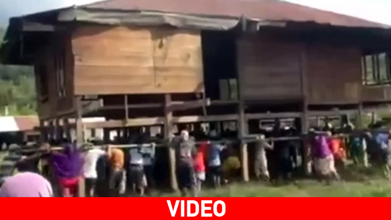 Ένα ολόκληρο… χωριό σήκωσε ένα σπίτι!