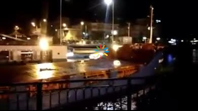 Φορτηγό πλοίο προσέκρουσε στη γέφυρα του Πορθμού Ευρίπου
