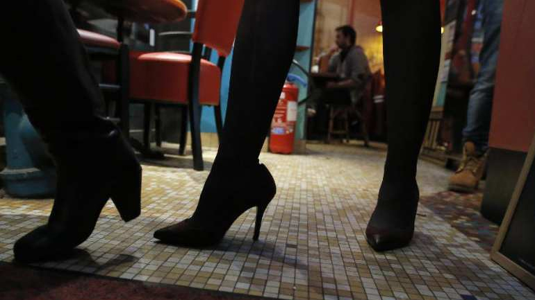 Aπολύθηκε επειδή δεν φορούσε… ψηλοτάκουνα παπούτσια