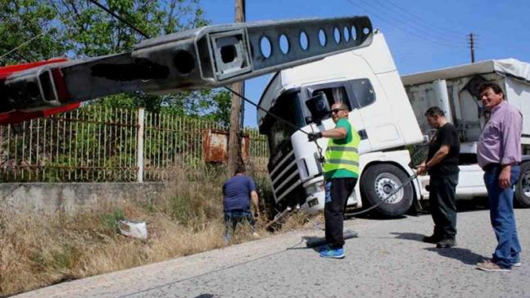 Εκτροπή νταλίκας στην Π.Ε.Ο. Πατρών Κορίνθου