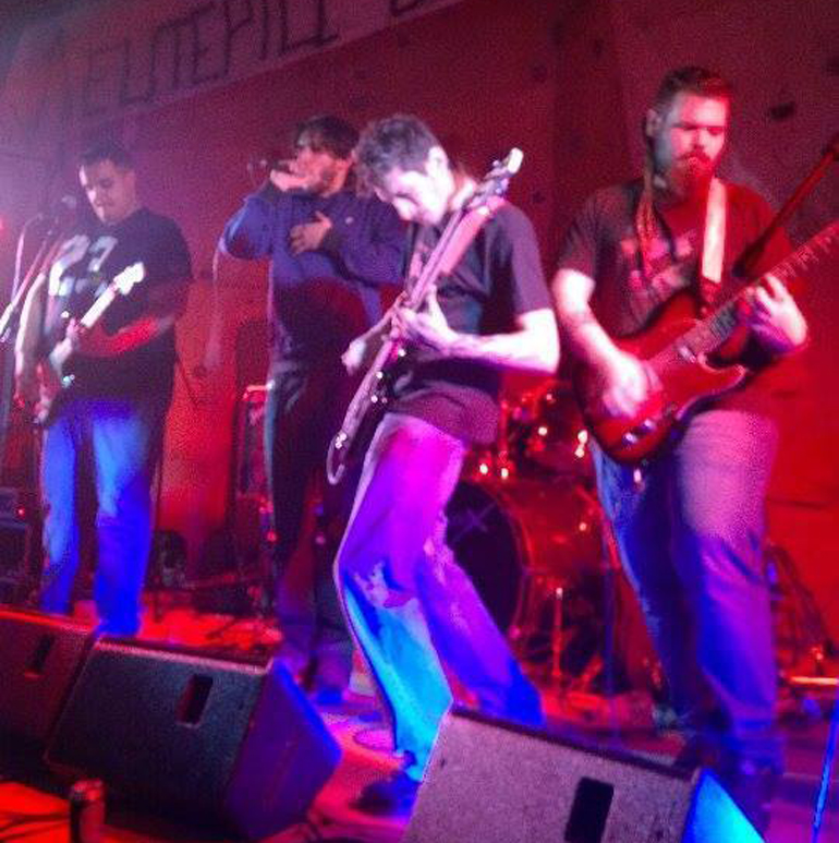 Το συγκρότημα Μυαλά Πιθήκου από τα Μέγαρα έχουν πολύ ξεχωριστά μουσικά κομμάτια... 