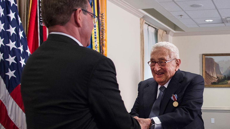 Tα παράσημα του Κίσινγκερ και η μήνυση της Ζωής Κωνσταντοπούλου Tα παράσημα του Κίσινγκερ και η μήνυση της Ζωής Κωνσταντοπούλου