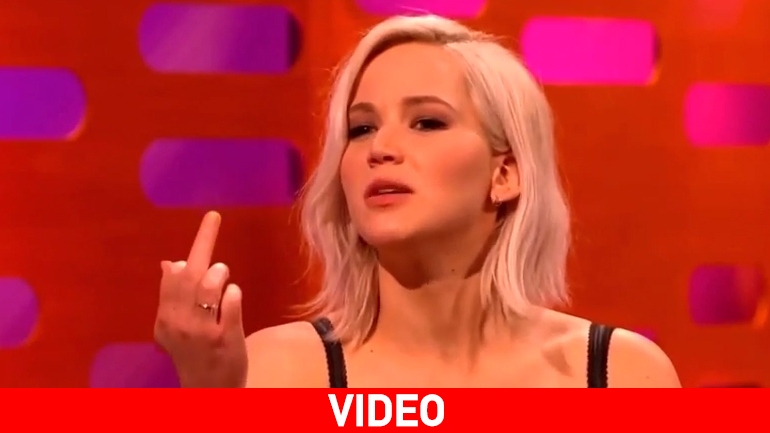 Η Jennifer Lawrence αφιερώνει ένα κ@@δάχτυλο στον Donald Trump